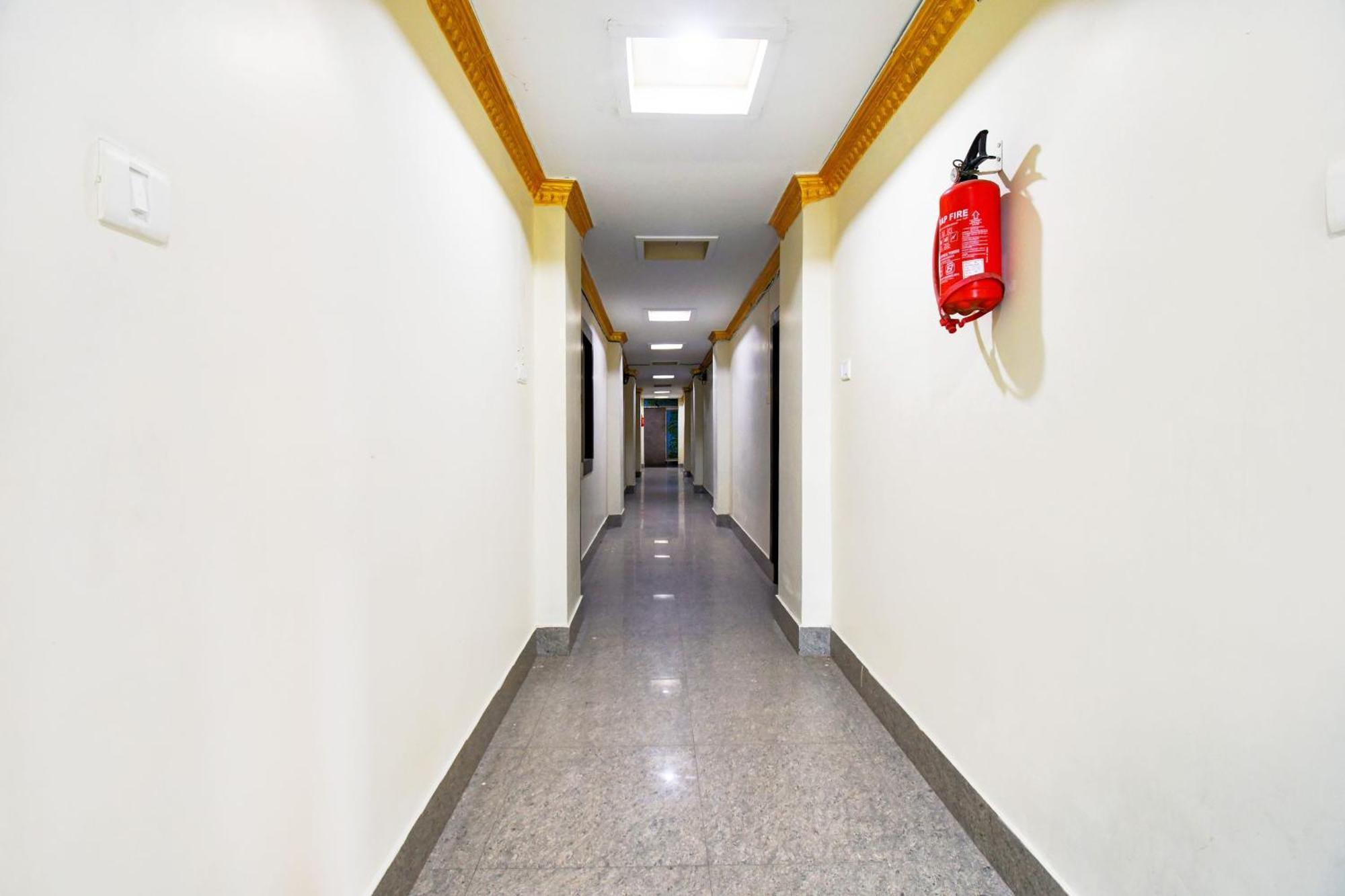 Oyo 16511 Aayan International Hotel 3*